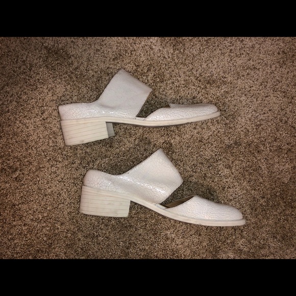 LOQ Leather Mules - Picture 5 of 7